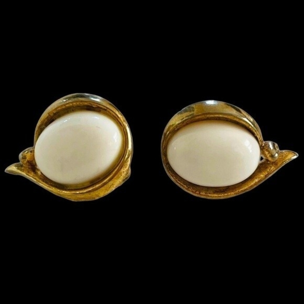 Vintage TRIFARI Oval Gold White Clip-On Earrings 1" Enamel Button Signed Good - Picture 2 of 6